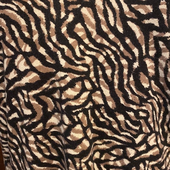 Dana Buchman Signature Woven V-Neck Short Sleeve Top - Picture 4 of 7